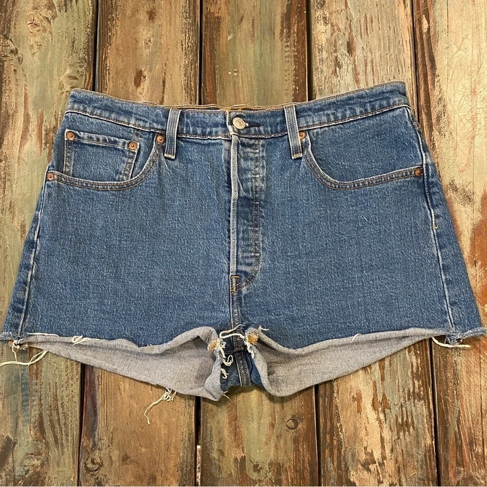 Levi’s 14/15 (32) 501s Shorts, High Rise Womens Denim Shorts Stretch Button Fly